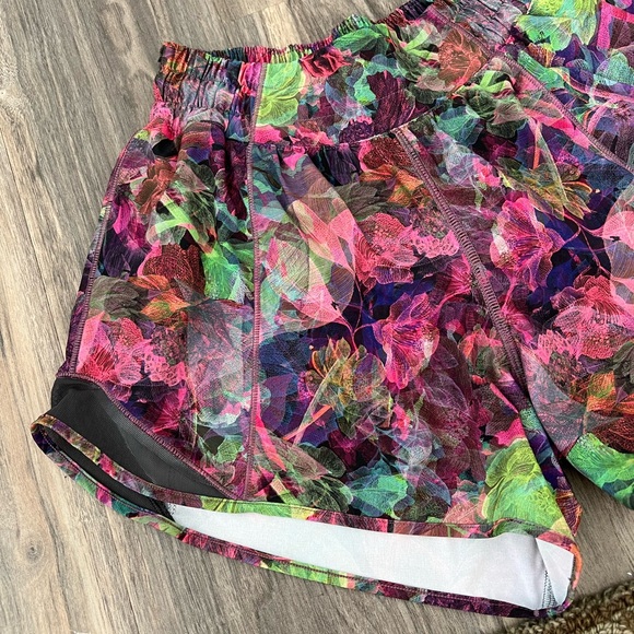 Lululemon Shorts Hotty Hot, Low Rise 4”, sz4 - Picture 3 of 5